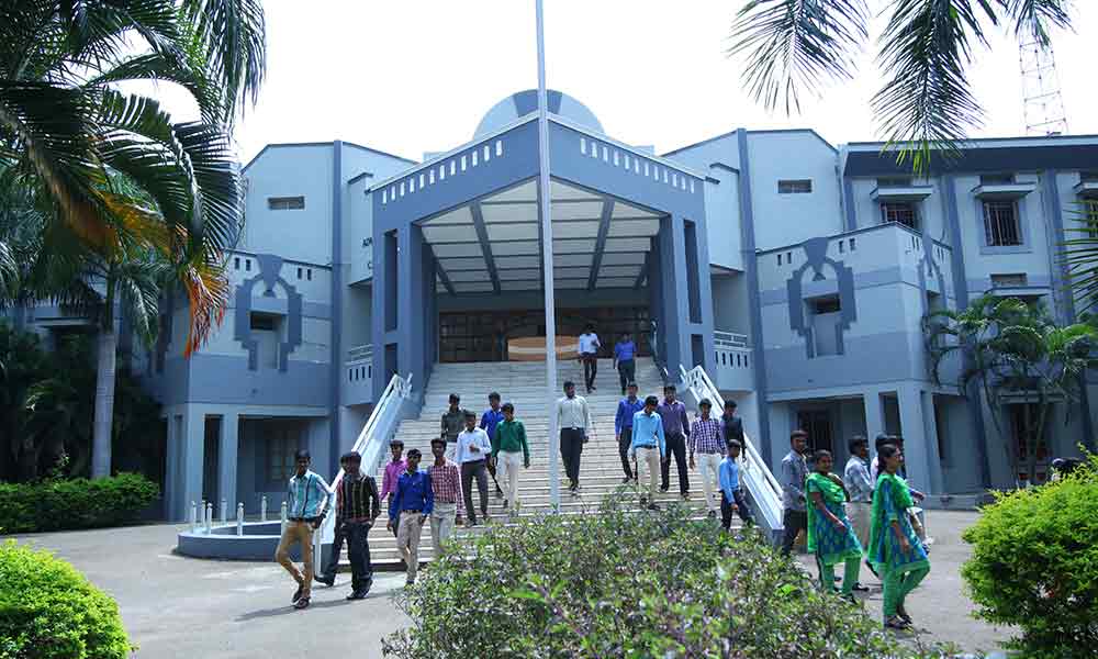 Erode Sengunthar Engineering College campus gallery image 3